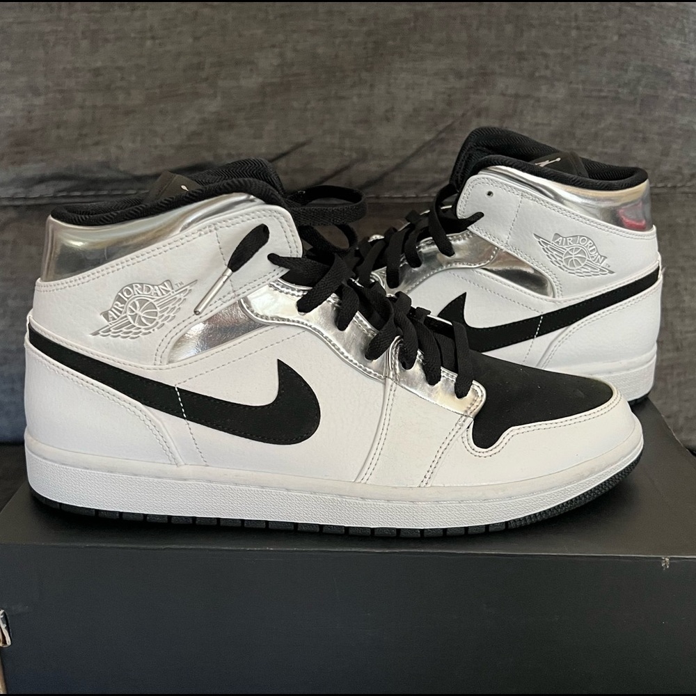 New Air Jordan 1 Mid Mens Size 11.